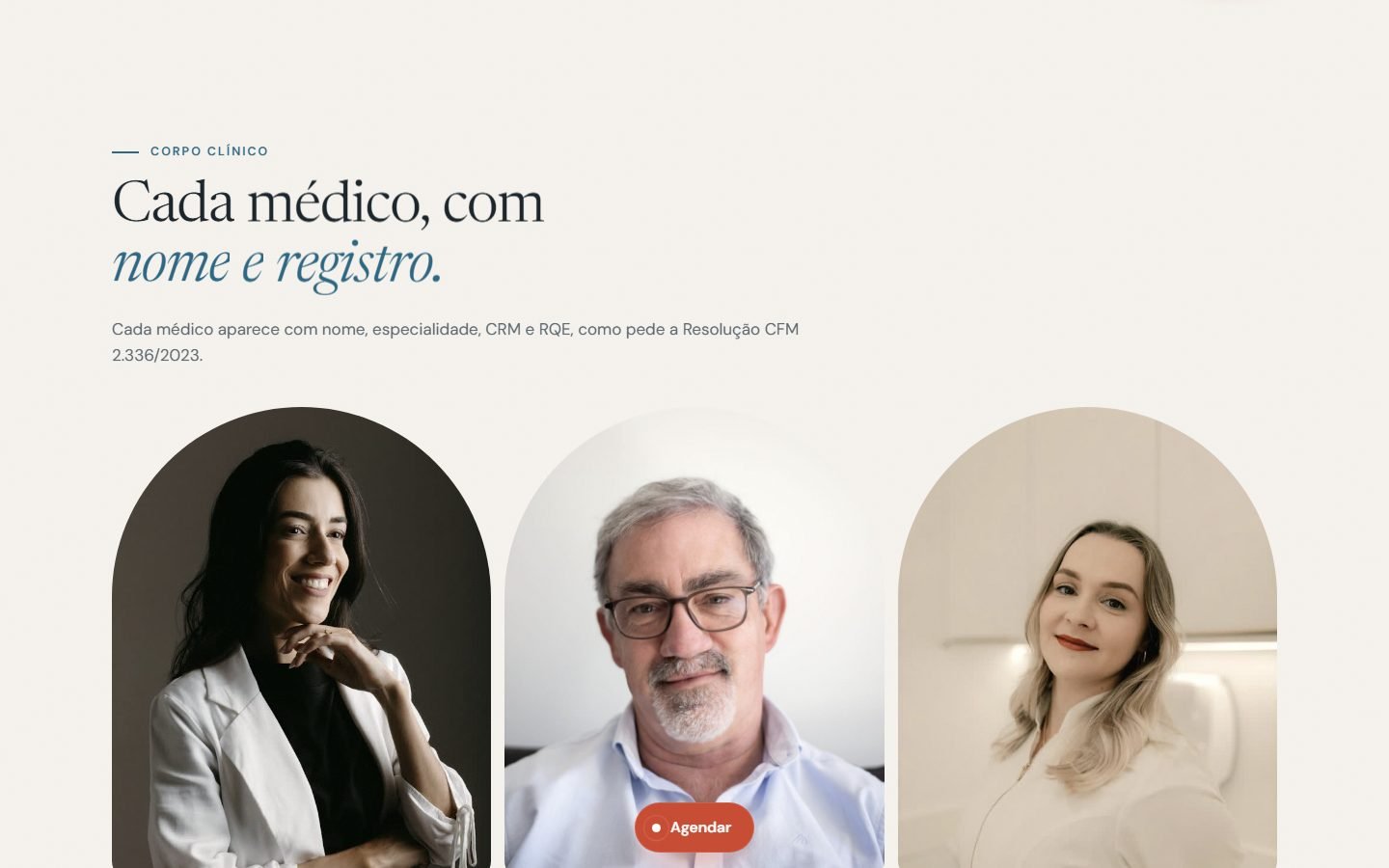 Corpo clínico: três retratos em arco, da clínica geral, do cardiologista e da pediatra, sob o título “Cada médico, com nome e registro.”