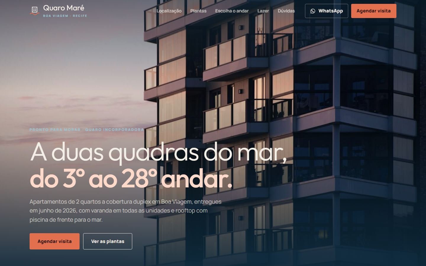 Site do Quaro Maré no computador: foto de um edifício com varandas de vidro ao entardecer e o título “A duas quadras do mar, do 3º ao 28º andar.”